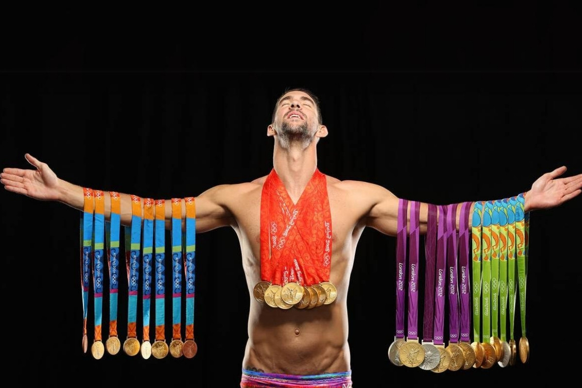  Olimpiyat oyunlarında ABD’li yüzücü Michael Phelps, ilk basamakta